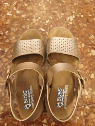 Sandalias Bobs de Skechers doradas