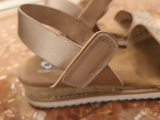 Sandalias Bobs de Skechers doradas