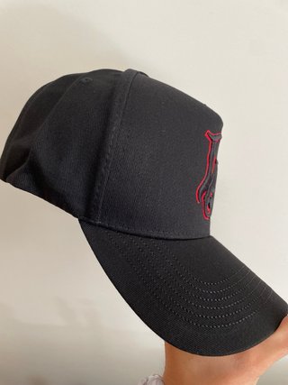 Gorra Snapback Y2K Negra Roja
