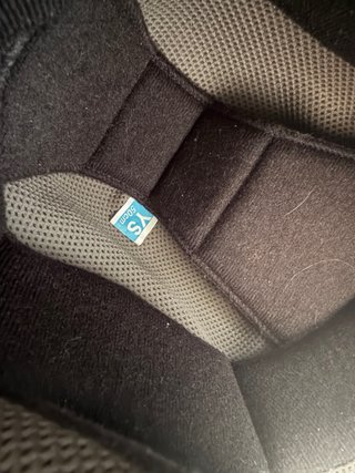Casco de moto con diseño de calaveras