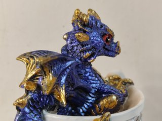 Bebé dragón en taza (uso decorativo)