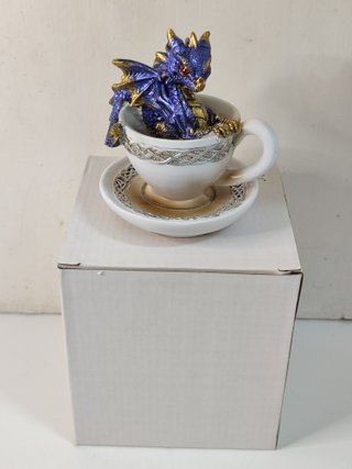 Bebé dragón en taza (uso decorativo)