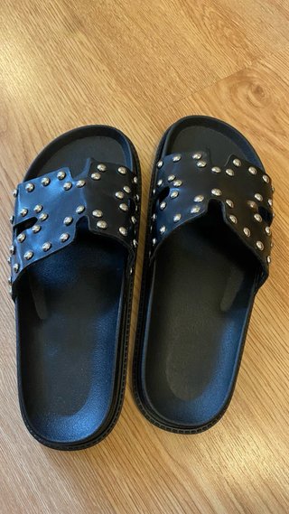 Sandalias negras con chapas plateadas