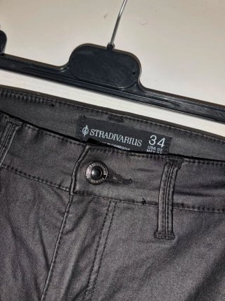 Pantalón efecto piel Stradivarius negro T.34
