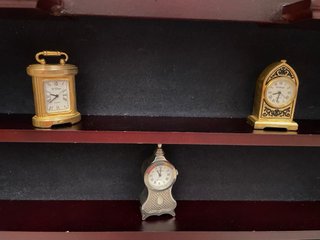 Bacheca di legno per collezione orologi Le Temps