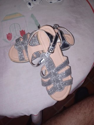 Sandalias plateadas brillantes