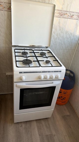 Cocina de gas butano blanca y horno