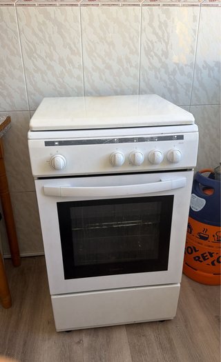 Cocina de gas butano blanca y horno
