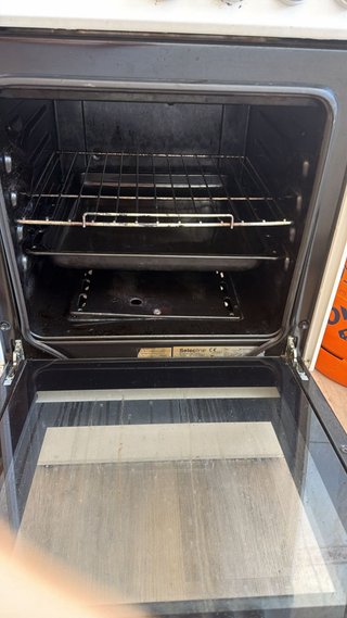 Cocina de gas butano blanca y horno