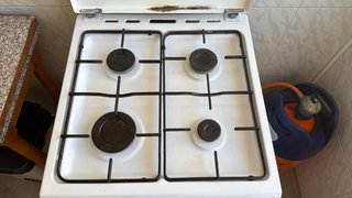 Cocina de gas butano blanca y horno