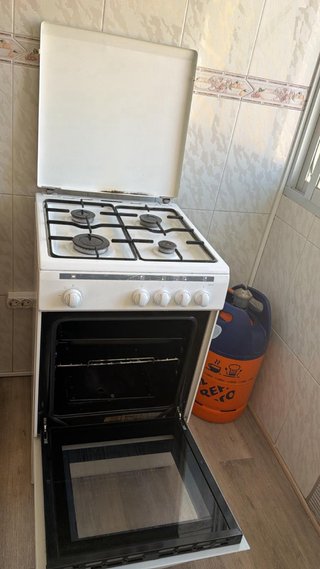Cocina de gas butano blanca y horno