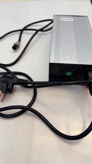 Cargador Li-ion 126V 5A EUC VMP 6 pines