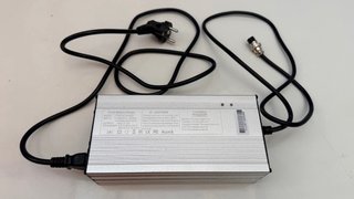 Cargador Li-ion 126V 5A EUC VMP 6 pines