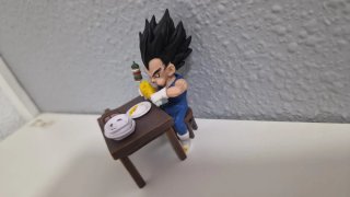 Figura Dragon Ball - Vegeta Comiendo