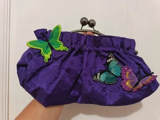 Bolso de fiesta morado con mariposas
