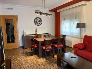 Salón completo: Mueble TV, mesa, sillas