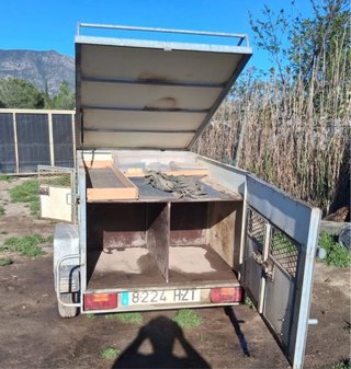Remolque perros amplio y bien conservado