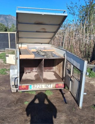 Remolque perros amplio y bien conservado