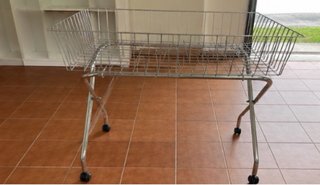 Cesta expositora metálica con rodas