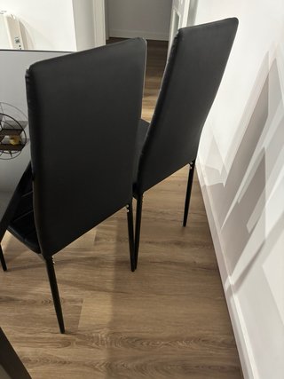 Mesa de comedor negra con 4 sillas
