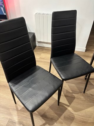 Mesa de comedor negra con 4 sillas