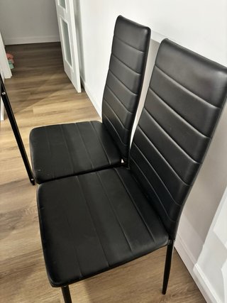 Mesa de comedor negra con 4 sillas