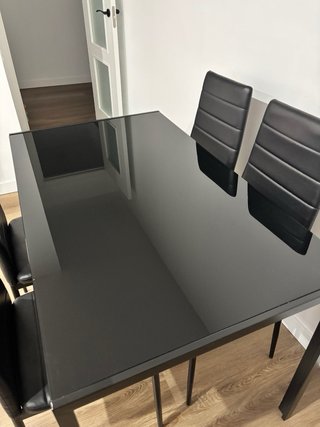 Mesa de comedor negra con 4 sillas
