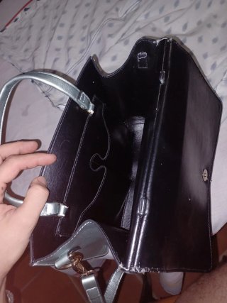 Bolso de mano plateado y verde azulado