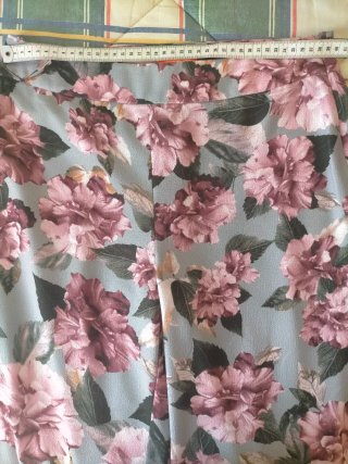 Pantalón estampado floral talla 40. Venta persona.