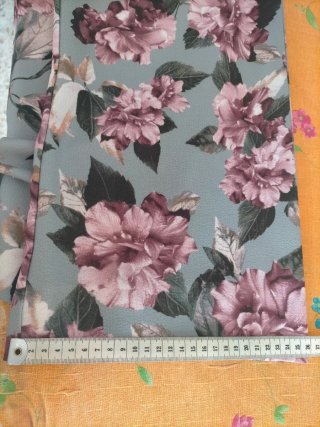 Pantalón estampado floral talla 40. Venta persona.