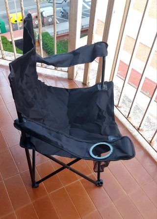 Silla plegable negra..