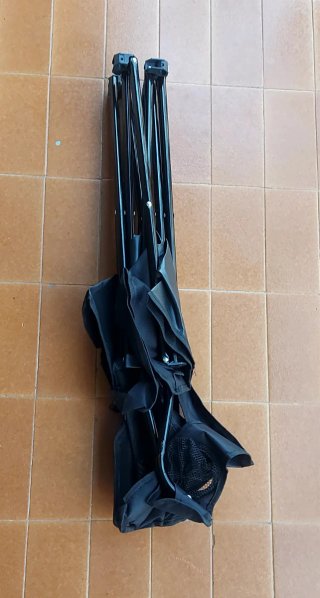 Silla plegable negra..