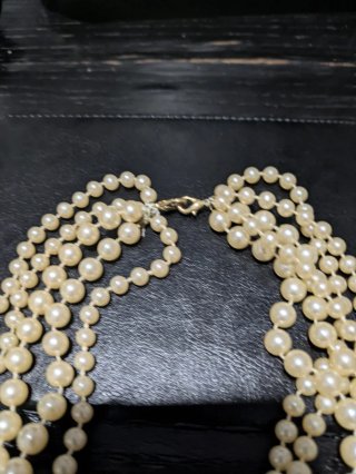 Collar de perlas vintage dorado
