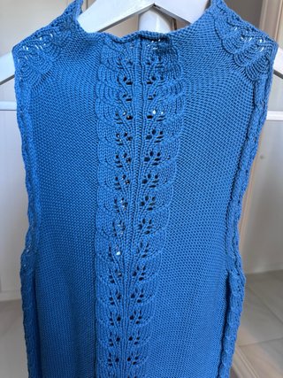 Vestido de punto celeste con calados