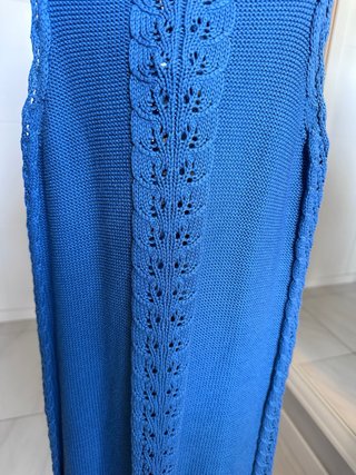 Vestido de punto celeste con calados