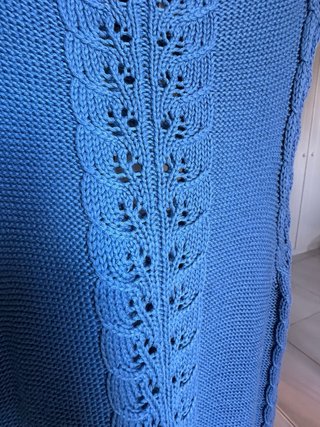 Vestido de punto celeste con calados