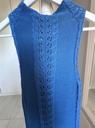 Vestido de punto celeste con calados