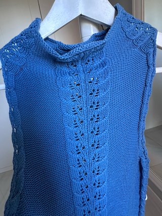Vestido de punto celeste con calados