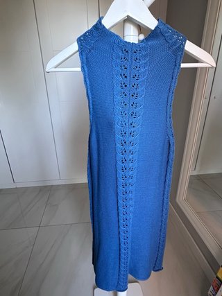 Vestido de punto celeste con calados