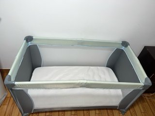 Cuna de viaje para bebé gris