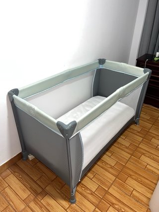 Cuna de viaje para bebé gris