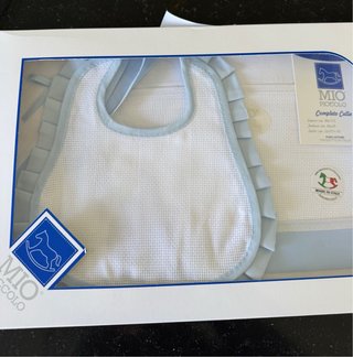Bavaglino e lenzuolino ricamati a mano