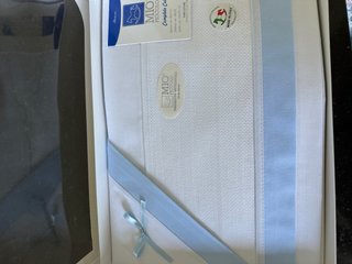 Bavaglino e lenzuolino ricamati a mano