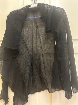Chaquetilla bolero con volante en escote y mangas