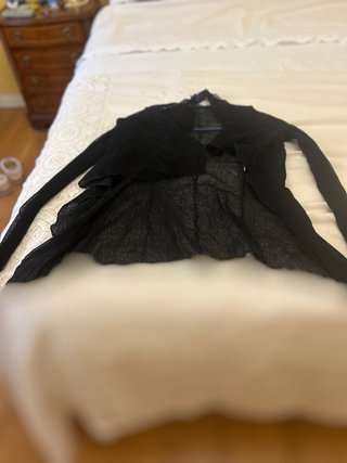 Chaquetilla bolero con volante en escote y mangas