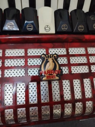 Fisarmonica rossa Parrot