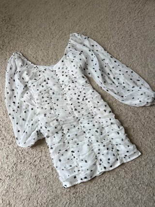 Vestido corto blanco y negro lunares