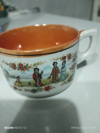 Taza japonesa con diseño de figuras