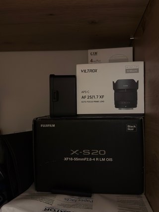 Fujifilm X-S20 con 4 objetivos y baterías