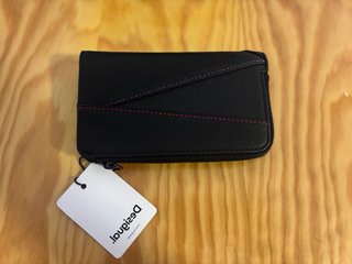 Conjunto Bolso Hombro y Cartera Desigual